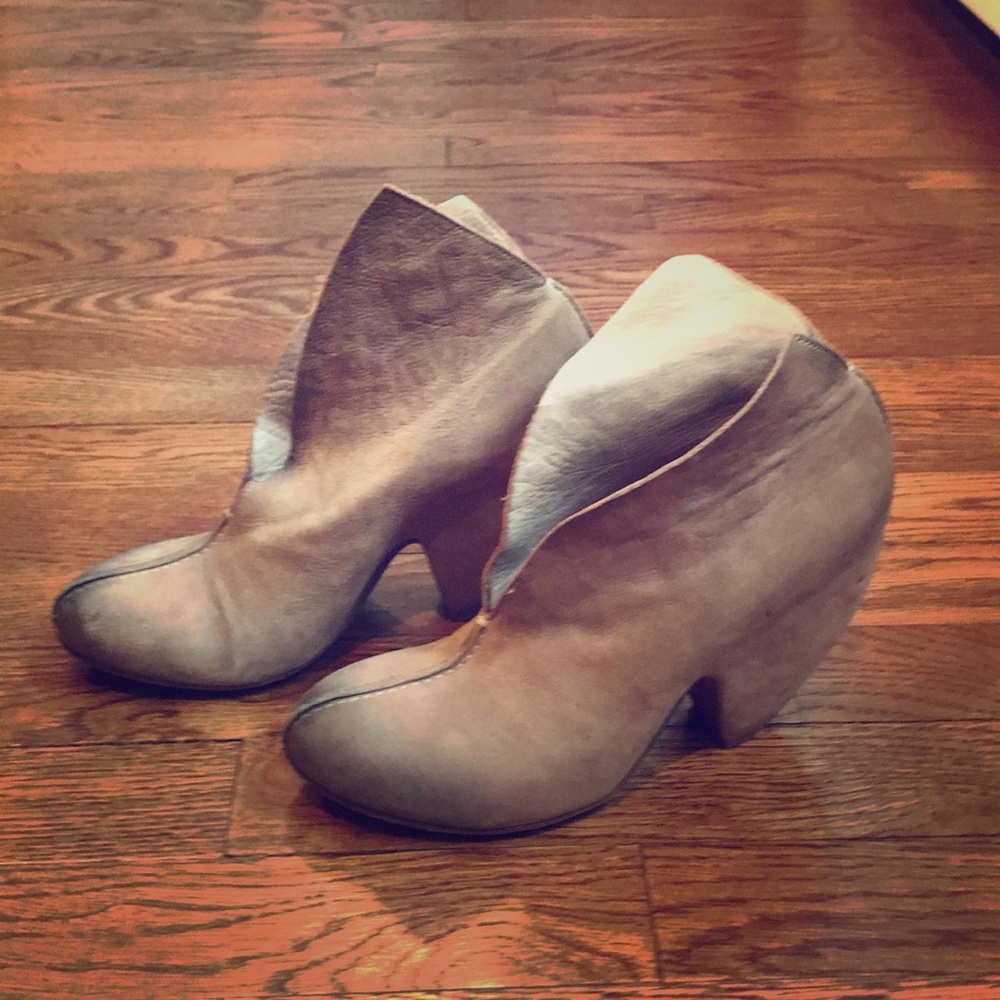 Elisanero Distressed Leather Sculpted Heels Boots
